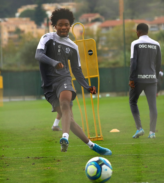 星空体育-斯特拉斯堡球队备战凯尔，发布最新训练照片