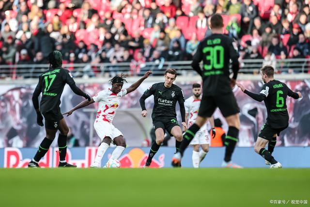 美因茨队员阵容强大,全队攻守俱佳领跑 美因茨队员阵容强大,全队攻守俱佳领跑