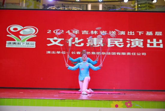 观众欢呼声此起彼伏,精彩纷呈 观众欢呼声此起彼伏,精彩纷呈