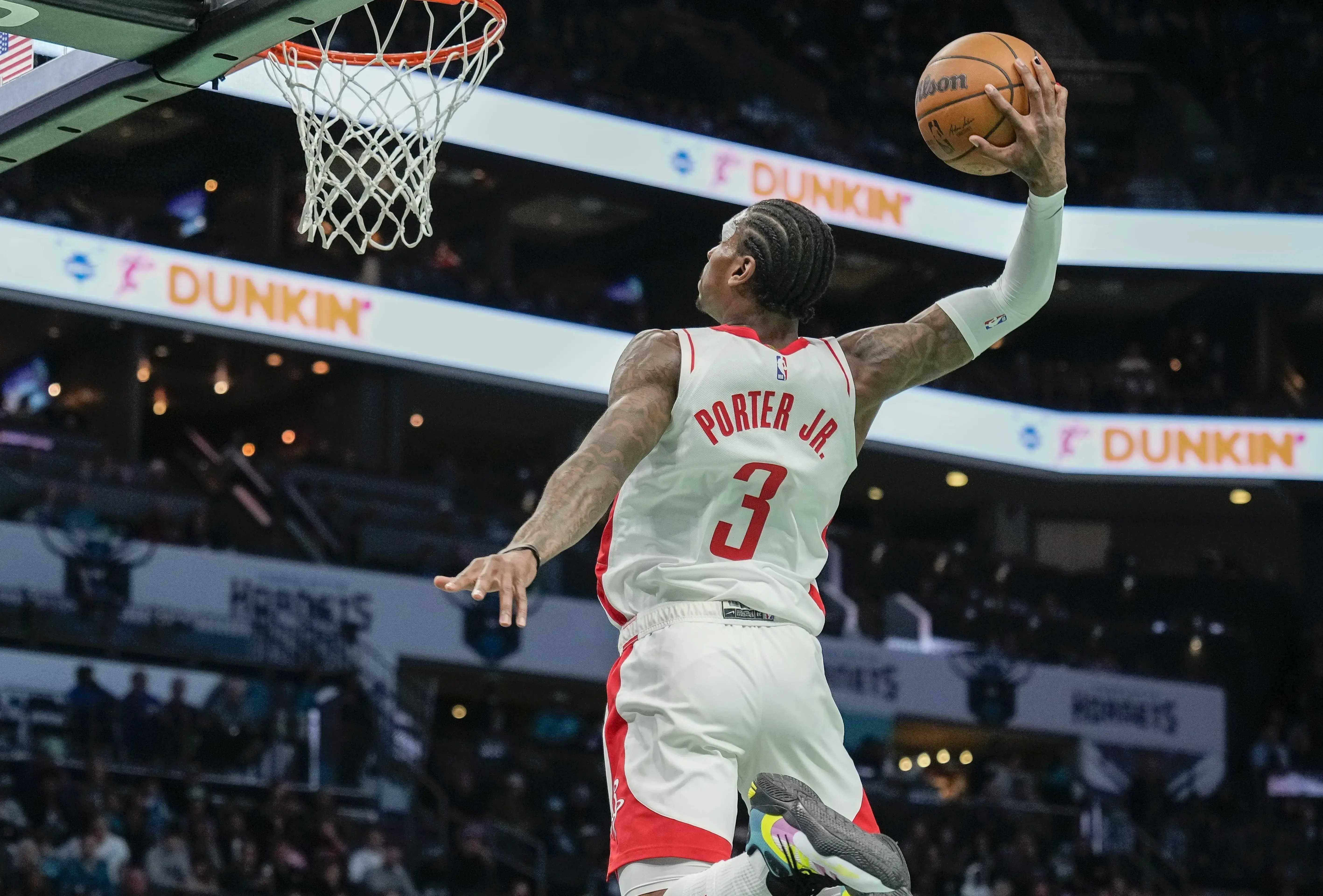 星空体育-火箭主帅因身体不适离开球队