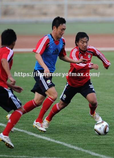 足球比赛中发生了激烈的对抗 足球比赛中发生了激烈的对抗