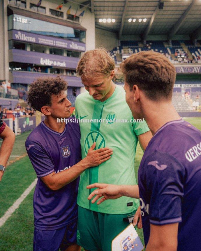 狼堡主场告捷,重返德甲前列 狼堡主场告捷,重返德甲前列