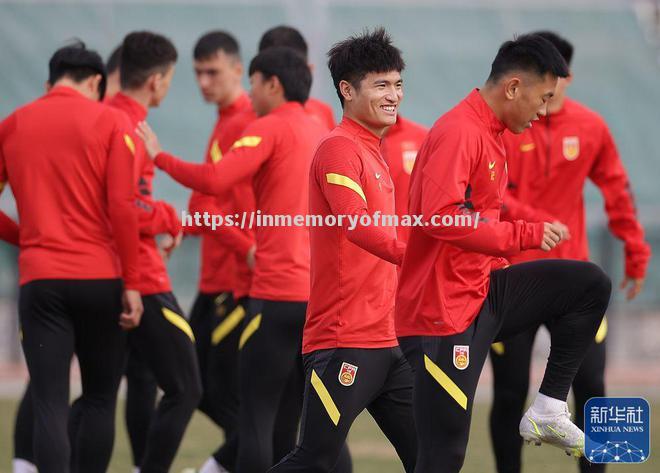 足球决赛中球员表现出色赢得掌声 足球决赛中球员表现出色赢得掌声