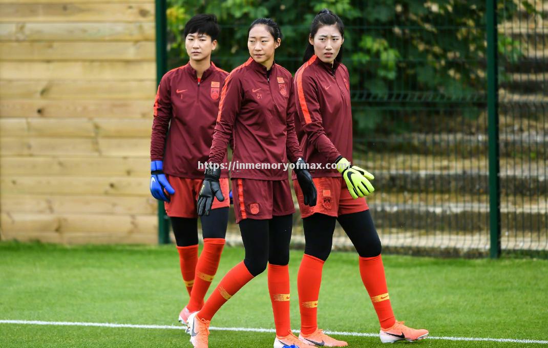 中国女足队员备战世界杯,战术难题待解 中国女足队员备战世界杯,战术难题待解