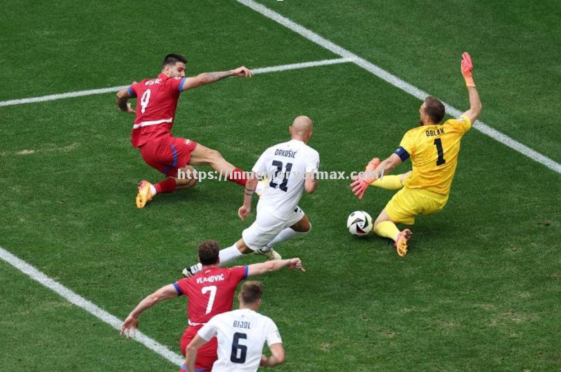 守门将连续扑救,帮助球队守住胜利 守门将连续扑救,帮助球队守住胜利