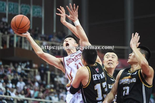 亲密接触的篮球场上,选手奋勇拼搏 亲密接触的篮球场上,选手奋勇拼搏