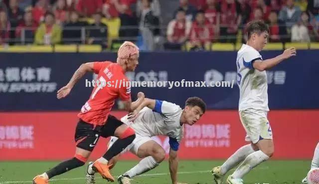 球队备战关键比赛,教练组织战术演练 球队备战关键比赛,教练组织战术演练