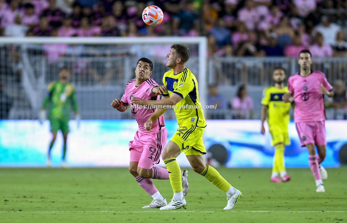 AC米兰客场击败罗马,继续追逐榜首 AC米兰客场击败罗马,继续追逐榜首