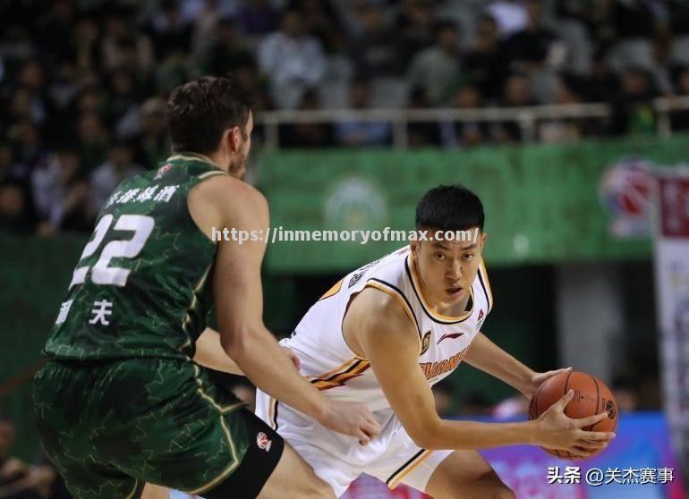 替补球员出场,关键时刻挽救比赛 替补球员出场,关键时刻挽救比赛