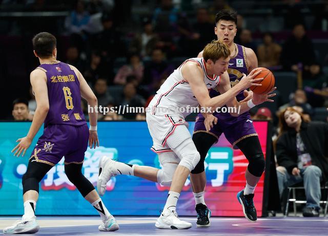 惊心动魄的一役,比赛场上球员奋力拼杀 惊心动魄的一役,比赛场上球员奋力拼杀