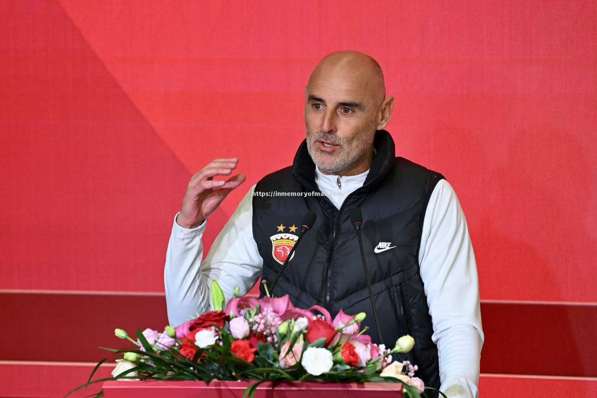 上港中场伤愈归队,球迷期待其在下场比赛中发挥 上港中场伤愈归队,球迷期待其在下场比赛中发挥