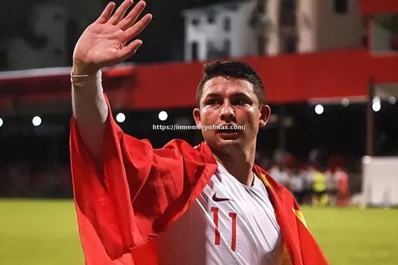 英俊的足球运动员们在赛场上展现出色技艺 英俊的足球运动员们在赛场上展现出色技艺