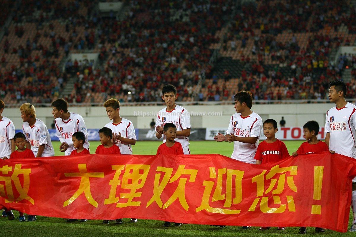 双方球员在场上进行了激烈对抗 双方球员在场上进行了激烈对抗