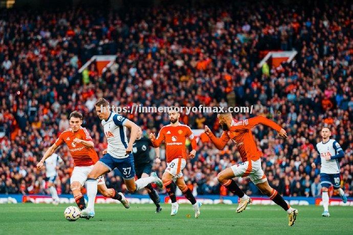 曼联客场憾平热刺,继续追赶领头羊 曼联客场憾平热刺,继续追赶领头羊