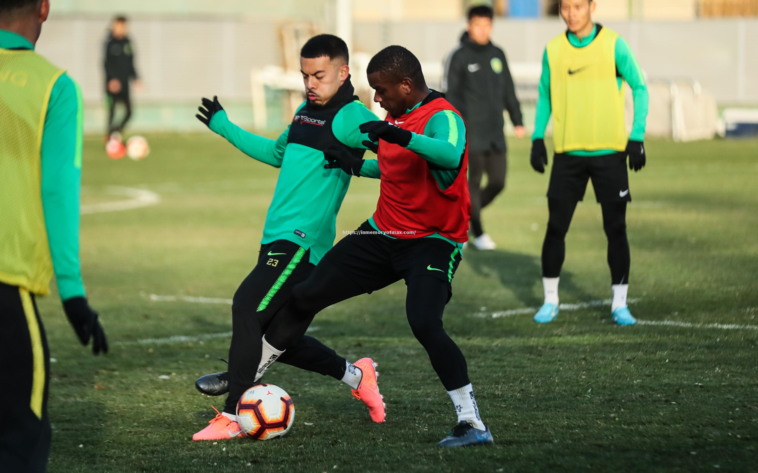 球队教练组织战术训练,备战重要比赛 球队教练组织战术训练,备战重要比赛