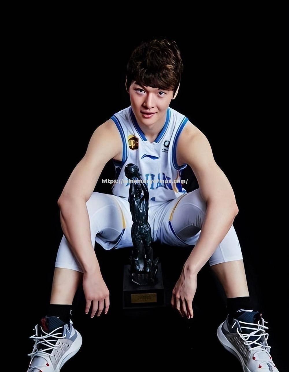 赛场上球员奋发向前,不畏艰难 赛场上球员奋发向前,不畏艰难