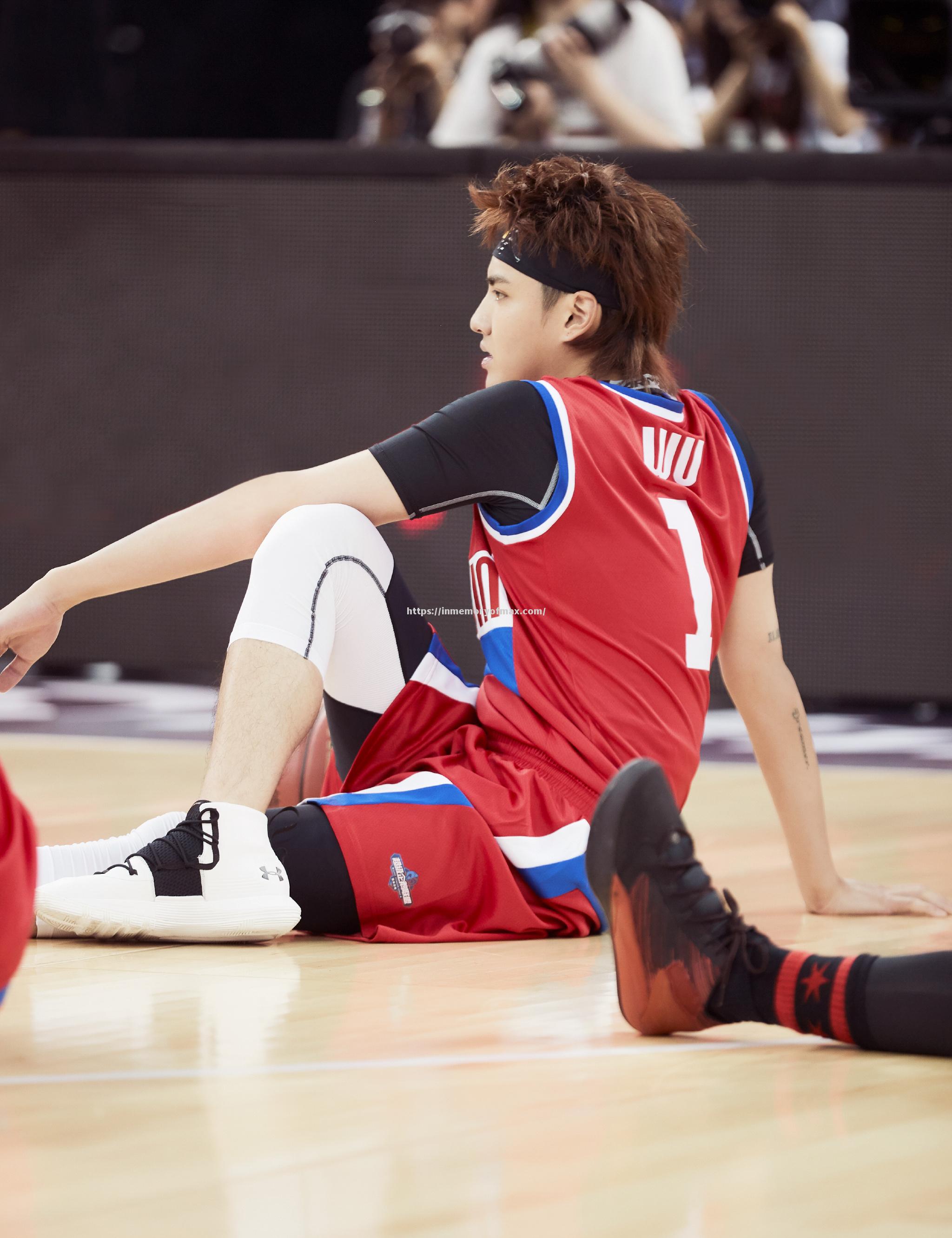 星空体育-红蓝交战！篮球比赛情势激烈